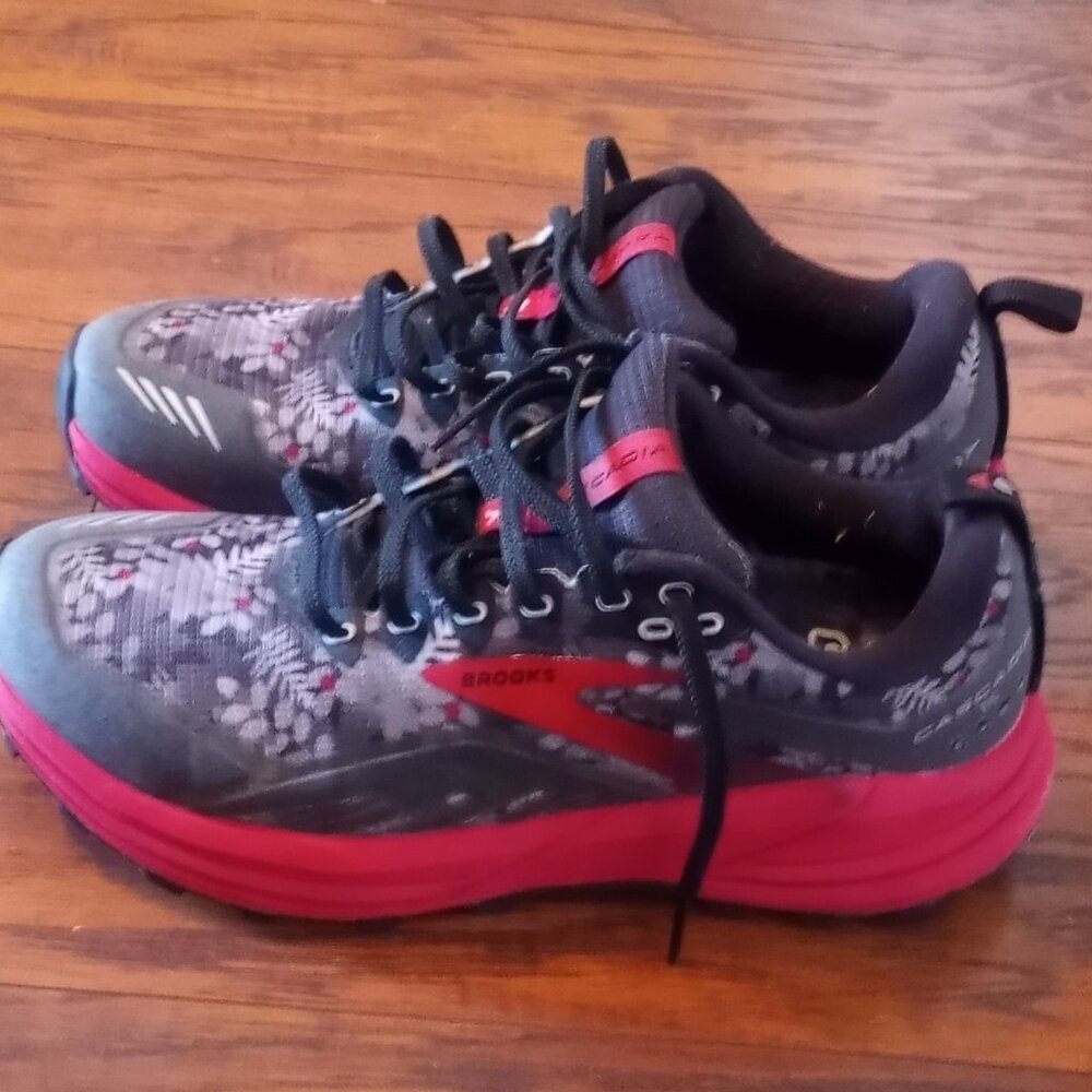 Brooks Cascadia 16  wmns. Size 9 B Trail Running Shoes  gray/black floral